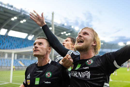 Örebros Kalle Holmberg t.v. jublar ihop med Samuel Kroon