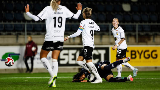 Linköpings Saori Takarada faller innanför straffområdet