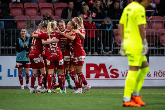 Piteås Tuva Skoog jublar med lagkamrater