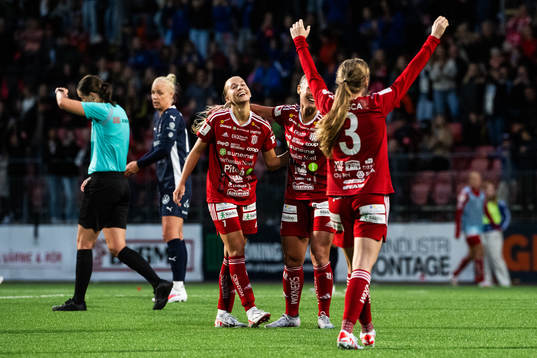 Piteås Sara Eriksson jublar med lagkamrater