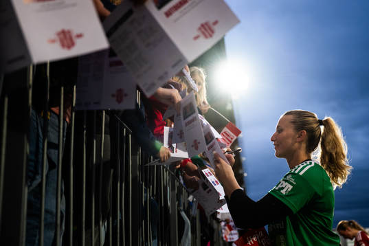 Piteås målvakt Samantha Leshnak Murphy skriver autografer