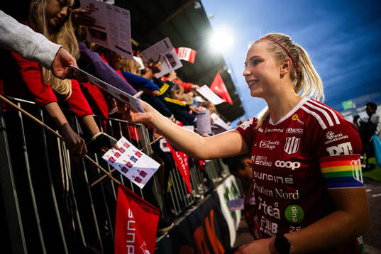 Piteås Ellen Löfqvist skriver autografer