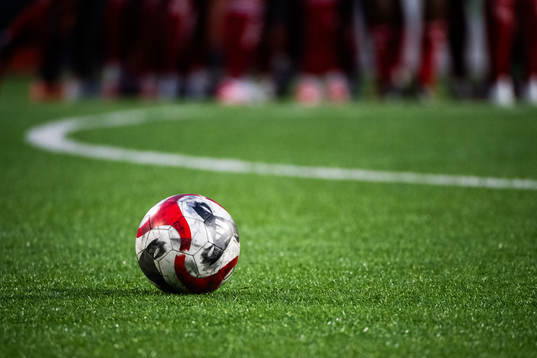 En fotboll på planen