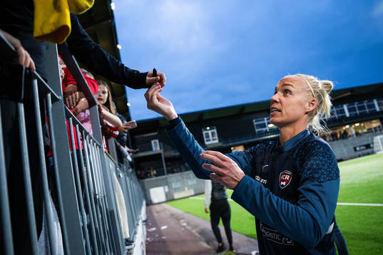 FC Rosengårds Caroline Seger skriver autografer
