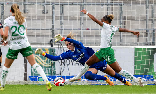 Växjö DFFs målvakt Hensley Hancuff och Hammarbys Madelen