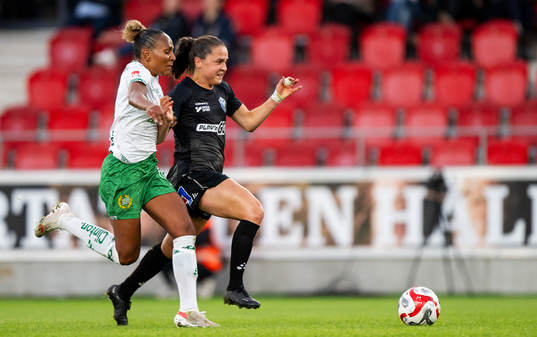 Hammarbys Madelen Janogy och Växjö DFFs Heidi Elisabeth