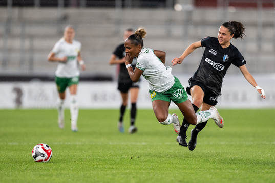 Hammarbys Madelen Janogy och Växjö DFFs Heidi Elisabeth