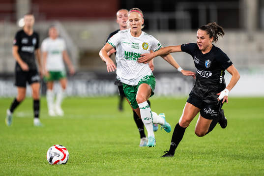 Hammarbys Adelina Engman och Växjö DFFs Heidi Elisabeth