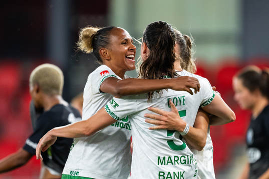 Hammarbys Simone Boye Sørensen jublar med Madelen Janogy