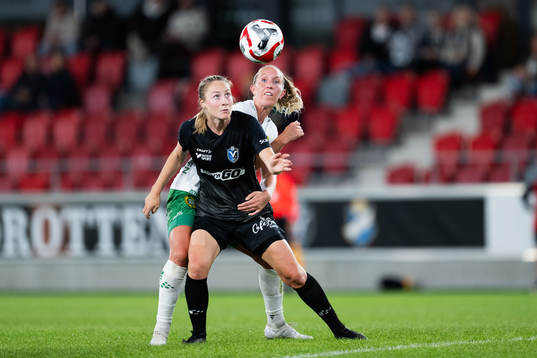 Växjö DFFs Juliette Mikaela Kemppi och Hammarbys Julia