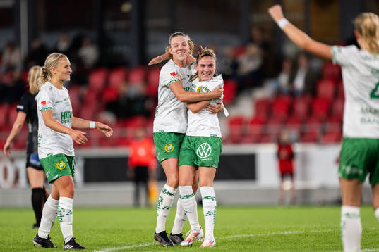 Hammarbys Smilla Vallotto jublar med lagkamrater