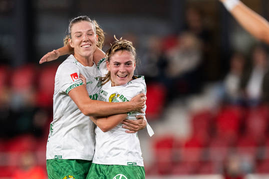Hammarbys Smilla Vallotto jublar med lagkamrater
