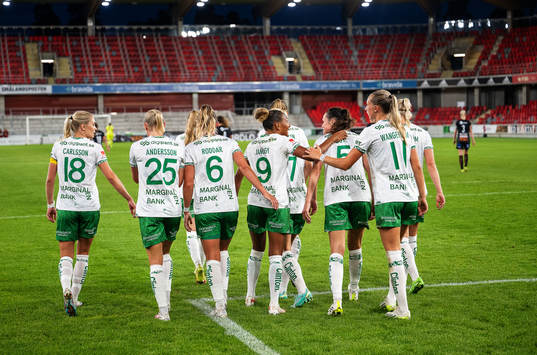Hammarbys Simone Boye Sørensen jublar med lagkamrater