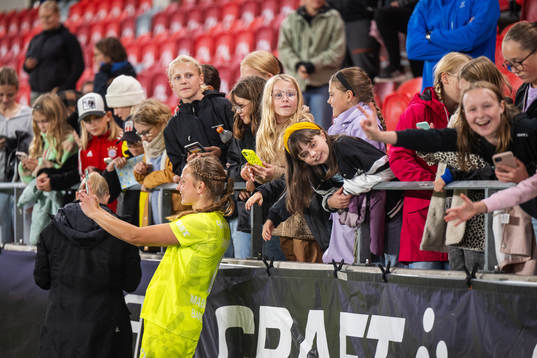 Hammarbys målvakt Anna Tamminen tar selfie med publiken