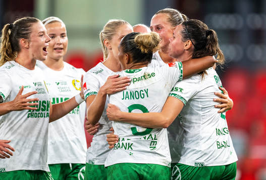 Hammarbys Simone Boye Sørensen jublar med lagkamrater