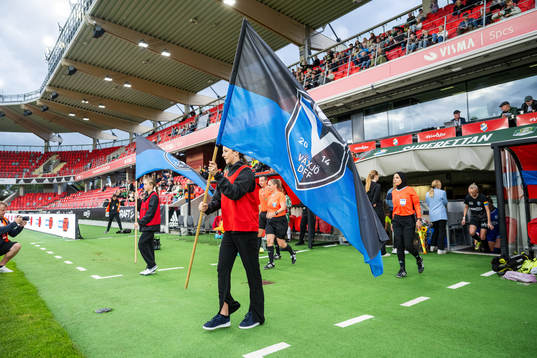 Spelarna marscherar in