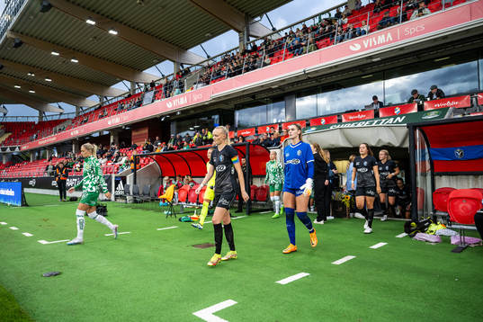 Spelarna marscherar in