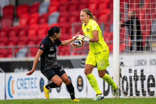 Växjö DFFs Nesrin Akgun och Hammarbys målvakt Anna