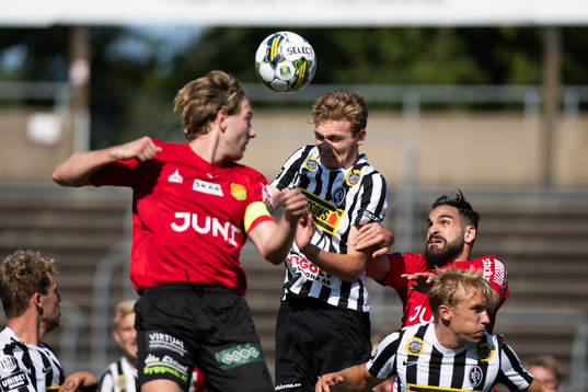 Landskronas Melker Jonsson och GAISs August Wängberg  i