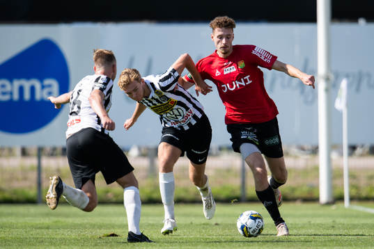 Landskronas Melker Jonsson och GAISs Anes Cardaklija