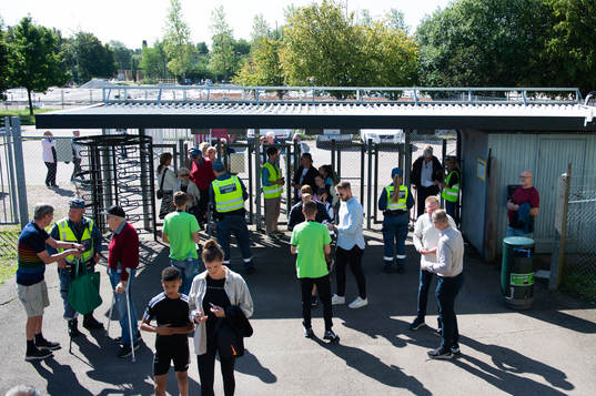 Publiken och säkerhetsvakter vid ingången
