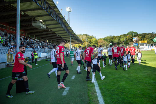Landskronas och GAISs spelare gör entré