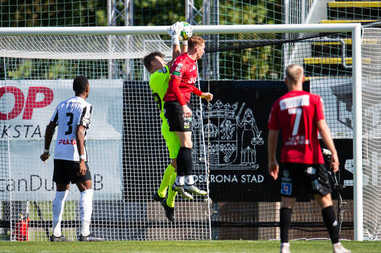 Landskronas målvakt Svante Hildeman och GAISs Julius