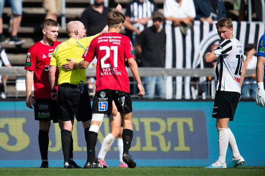Domare Per Melin delar ut varning till Landskronas Adam