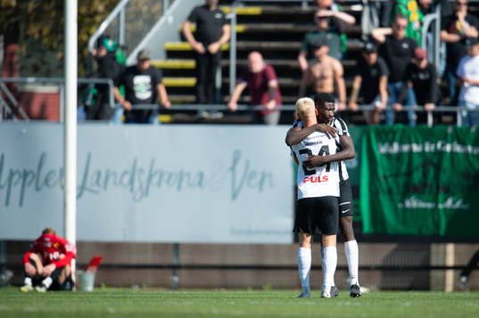 Landskronas Emil Lindman och Emil Lindman jublar