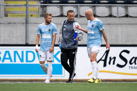 Gefles Anton Lundin har ont och får vård