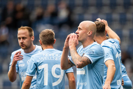 Gefles Anton Lundin jublar