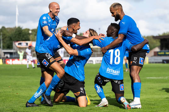 Halmstads Naeem Mohammed jublar med lagkamrater