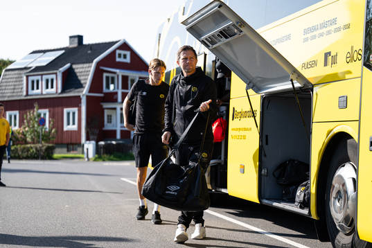 Elfsborgs spelare anländer  till Finnvedsvallen