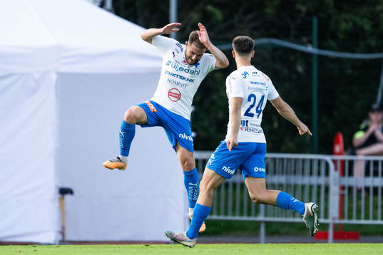Värnamos Albion Ademi jublar med Emin Grozdanic