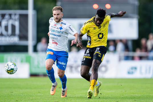 Värnamos Albion Ademi och Elfsborgs Ibrahim Buhari
