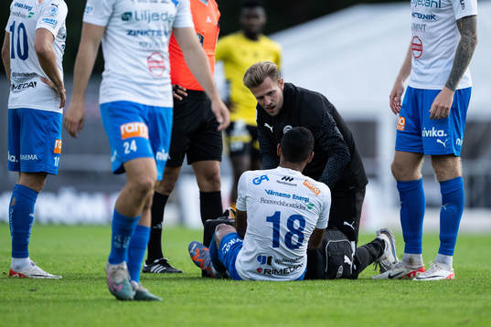 Värnamos Wenderson Oliveira do Nascimento har ont och får