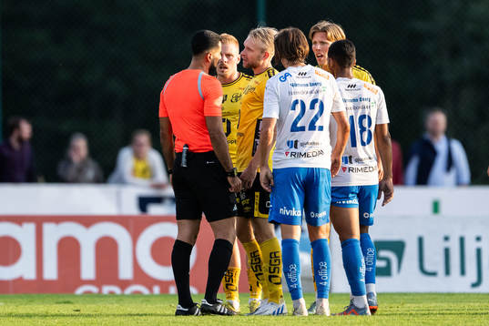 Elfsborgs Per Frick och Johan Larsson reagerar mot Domare