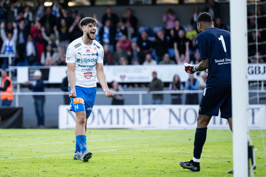 Värnamos Emin Grozdanic jublar med Jonathan Ursin Rasheed