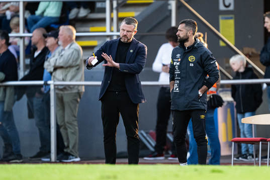 Elfsborgs manager Jimmy Thelin diskuterar med assisterande