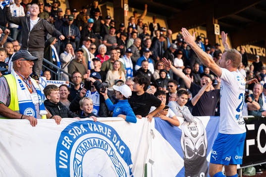 Värnamos Freddy Winsth jublar med supportrar