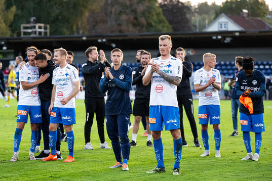 Värnamos spelare tackar publiken