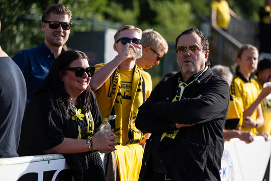 Elfsborgs ordförande Sune Lundqvist pratar med supportrar