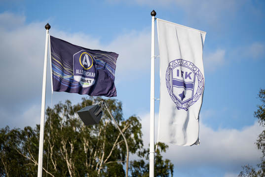 Allsvenskans och IFK Värnamos flaggor