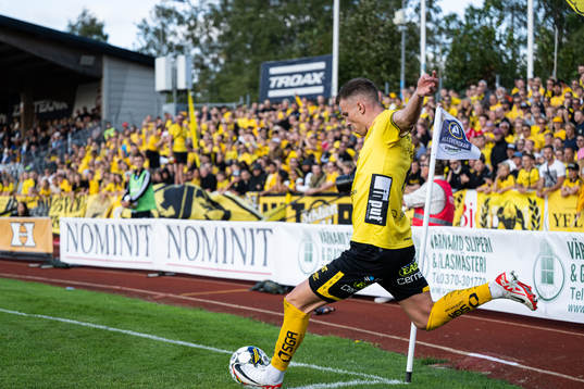 Elfsborgs Andri Fannar Baldursson lägger en hörna