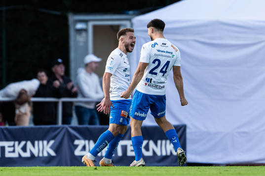Värnamos Albion Ademi jublar med Emin Grozdanic