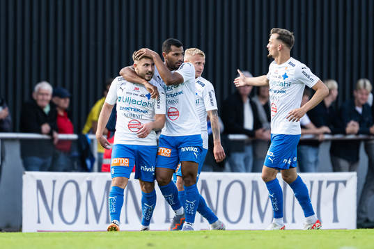 Värnamos Albion Ademi jublar med lagkamrater