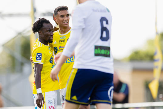 Falkenbergs Godwin Aguda och Oliver Hintsa jublar