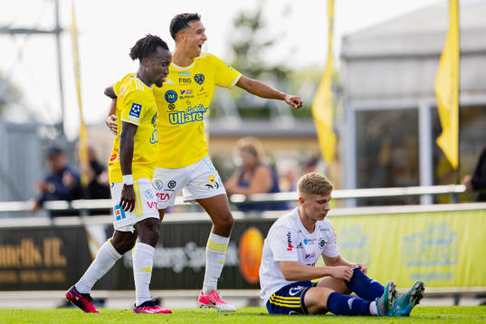 Falkenbergs Godwin Aguda och Oliver Hintsa jublar