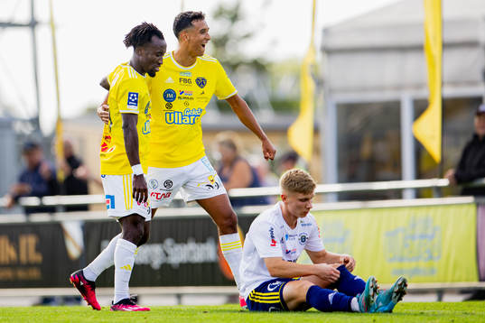 Falkenbergs Godwin Aguda och Oliver Hintsa jublar