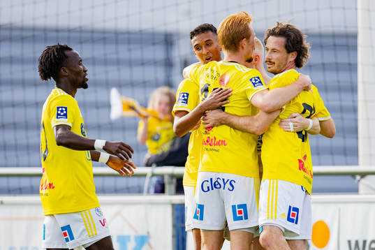 Falkenbergs Oliver Hintsa jublar med laget